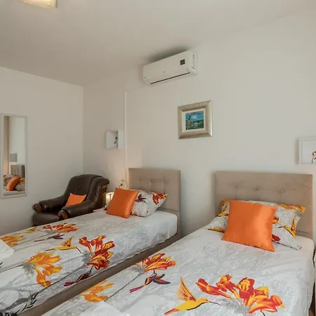 Garden Dina With Free Parking דירה