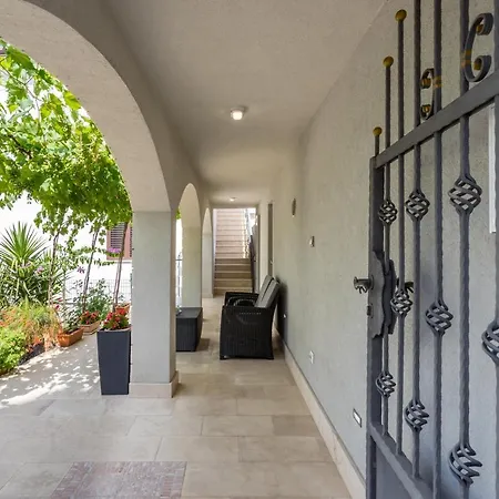 Garden Dina With Free Parking Split