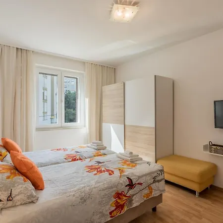 Garden Dina With Free Parking Split