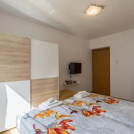 Garden Dina With Free Parking Apartment