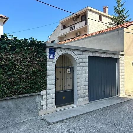 Apartment Garden Dina With Free Parking Split